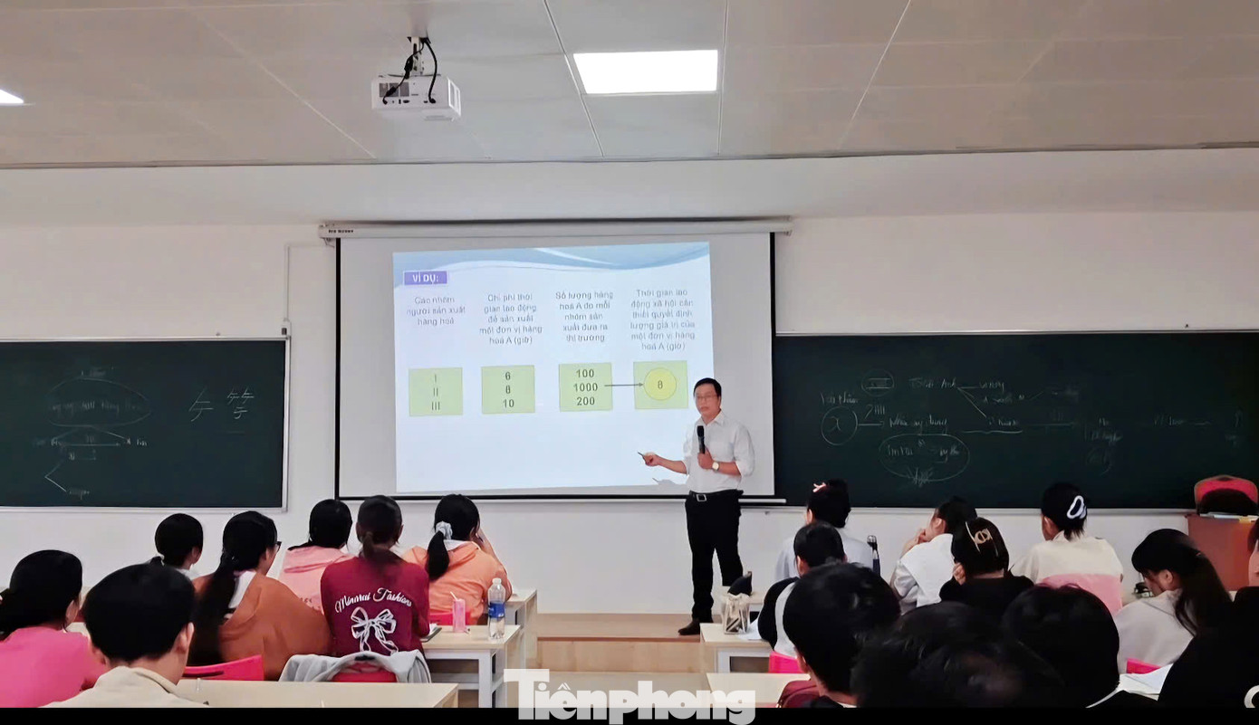 Tiến sĩ Trương Văn Thủy giảng dạy tại Đại học Y Dược Buôn Ma Thuột.