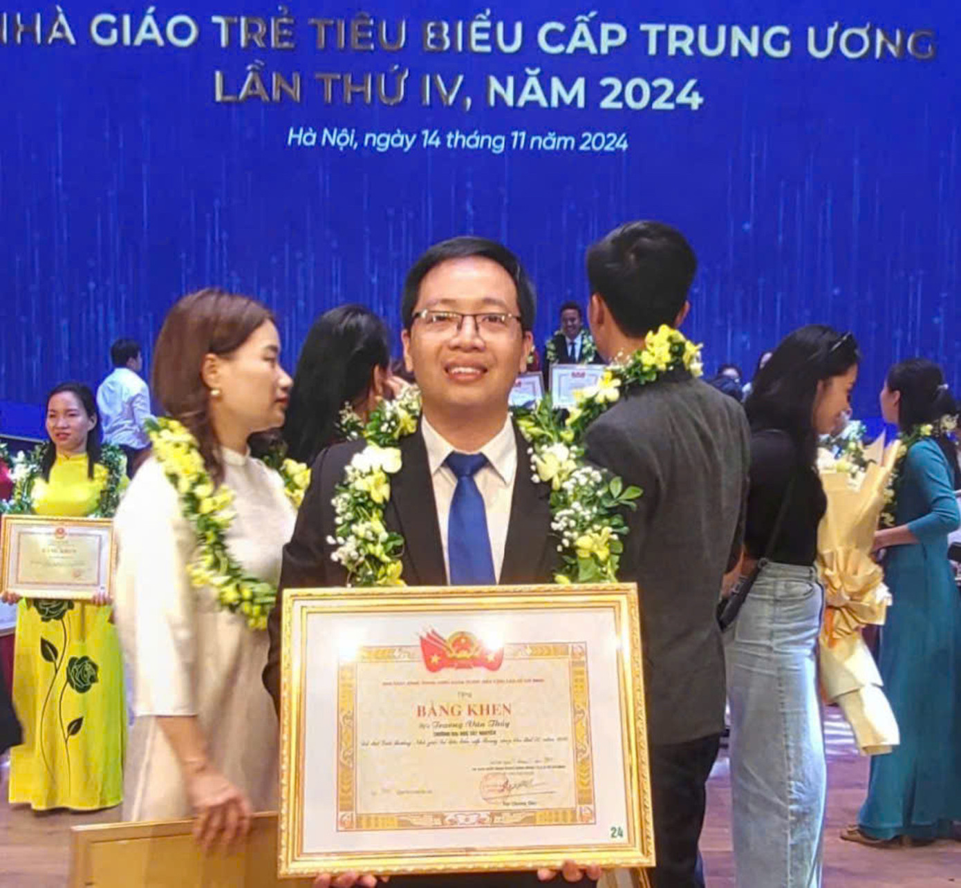 Tiến sĩ Trương Văn Thủy tại lễ tuyên dương nhà giáo trẻ tiêu biểu cấp trung ương Tiến sĩ Trương Văn Thủy tại lễ tuyên dương nhà giáo trẻ tiêu biểu cấp trung ương