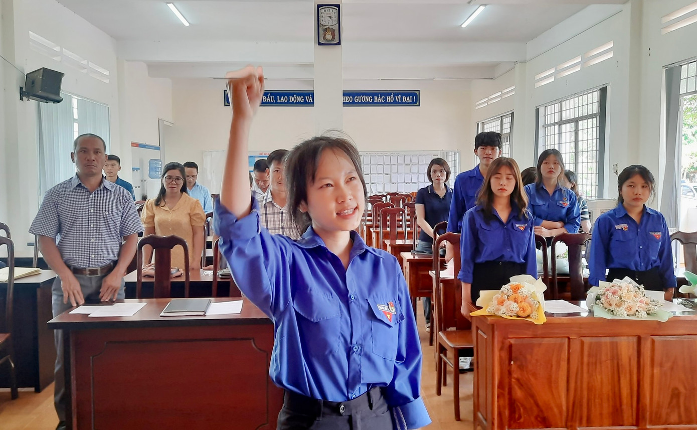 Kiểm tuyên thệ tại lễ kết nạp đảng viên Kiểm tuyên thệ tại lễ kết nạp đảng viên