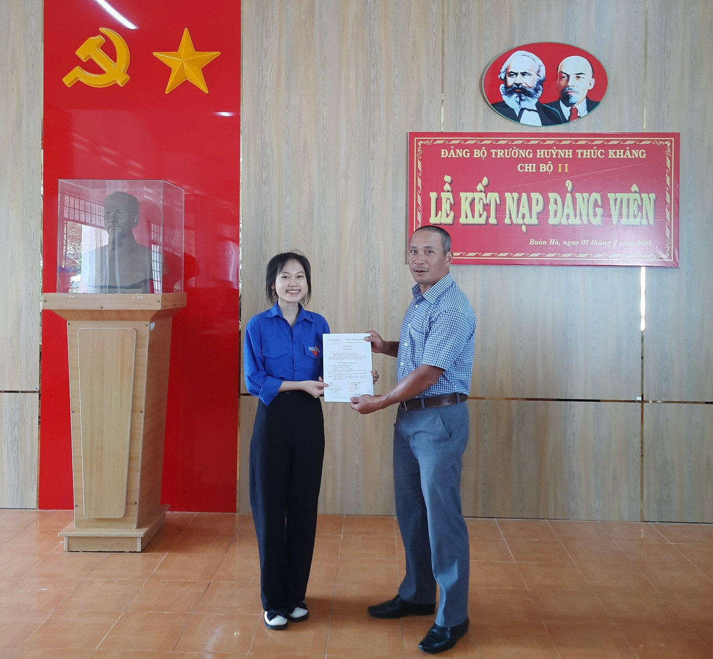 Hứa Thị Kiểm tại lễ kết nạp Đảng Hứa Thị Kiểm tại lễ kết nạp Đảng