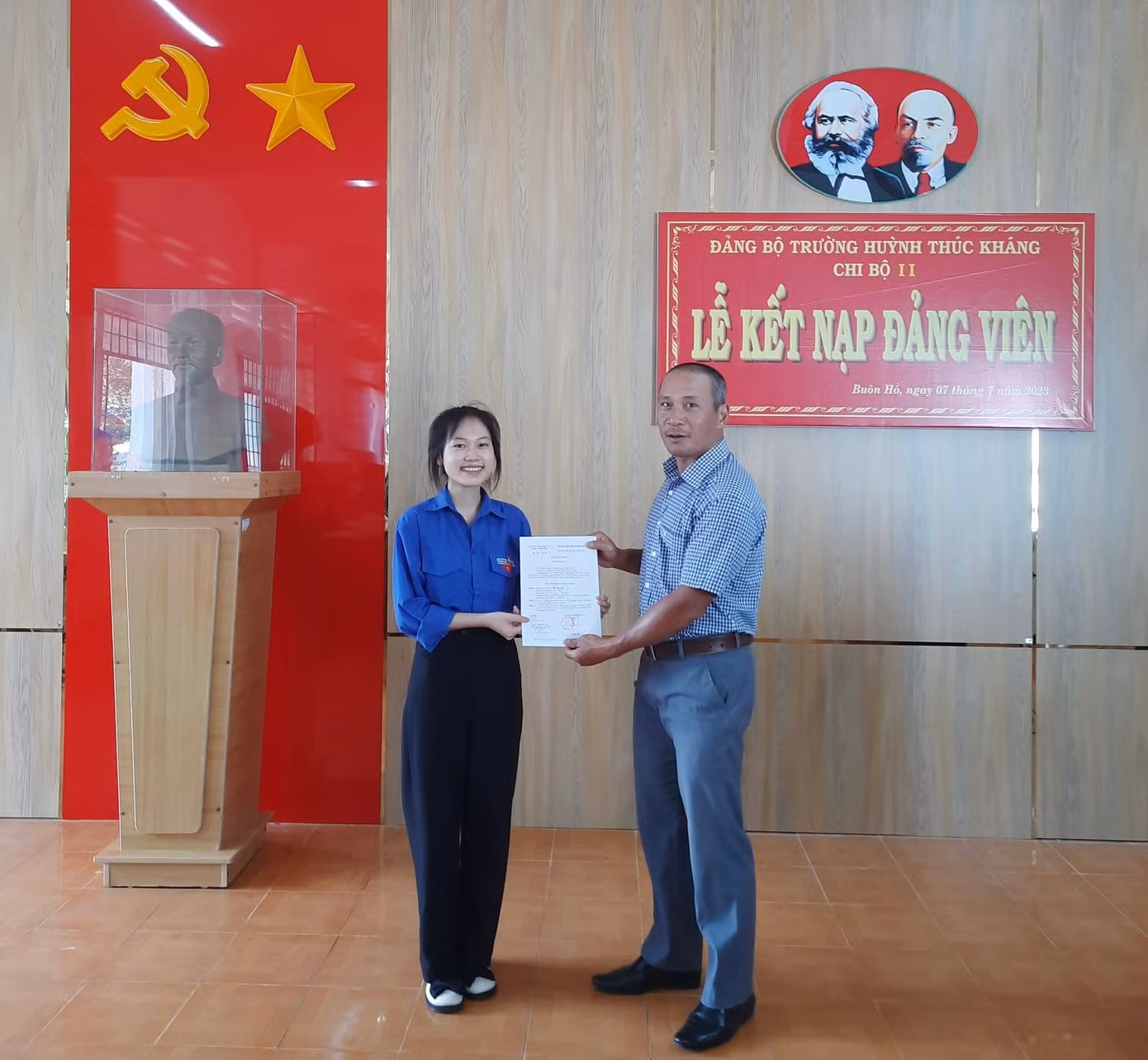 Hứa Thị Kiểm tại lễ kết nạp Đảng