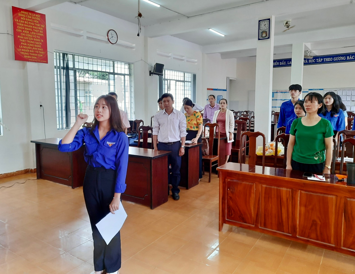 Hoàng Thị Luyến tại lễ kết nạp đảng viên Hoàng Thị Luyến tại lễ kết nạp đảng viên