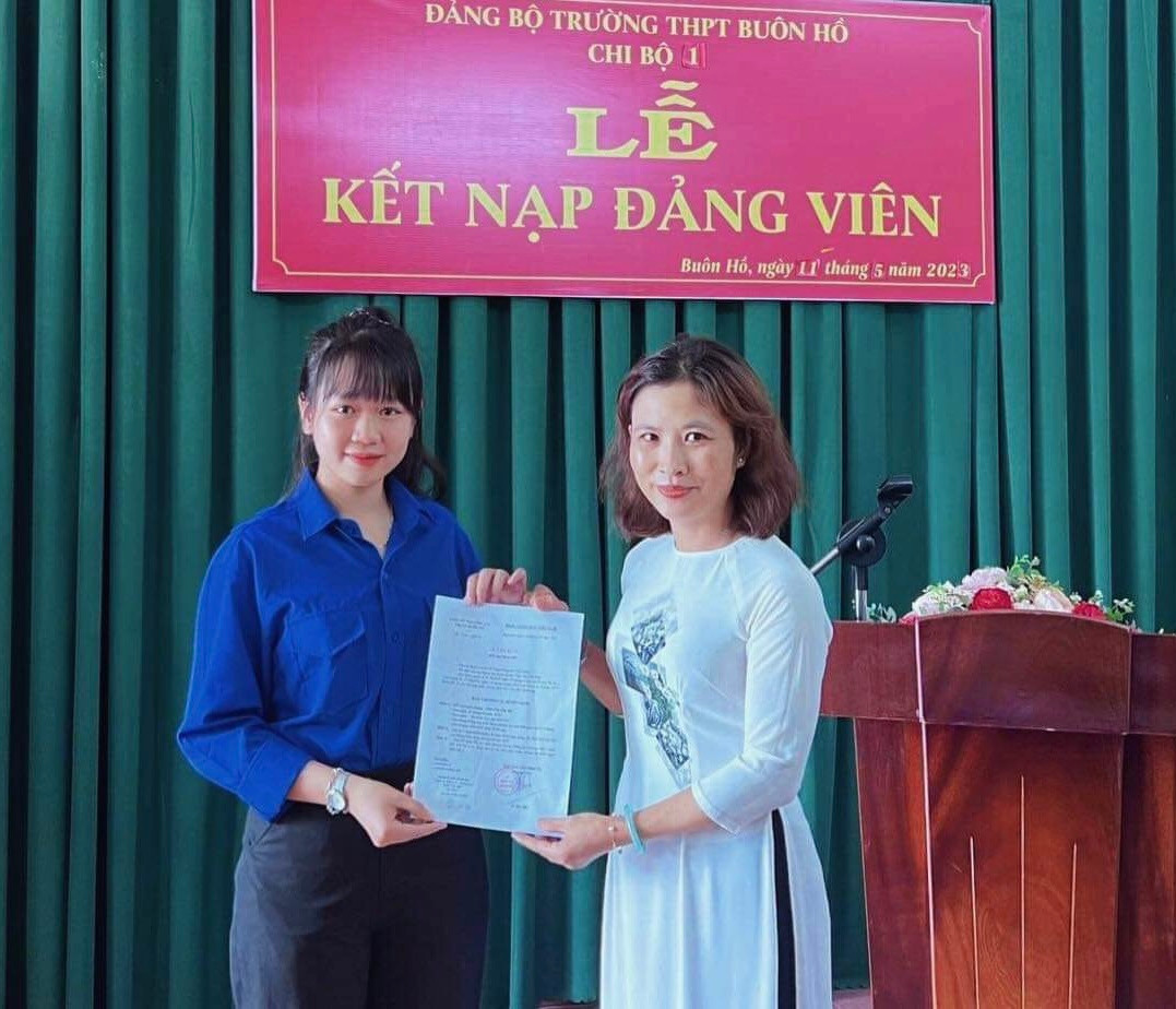 Thái Nguyễn Yến Nhi được kết nạp Đảng Thái Nguyễn Yến Nhi được kết nạp Đảng