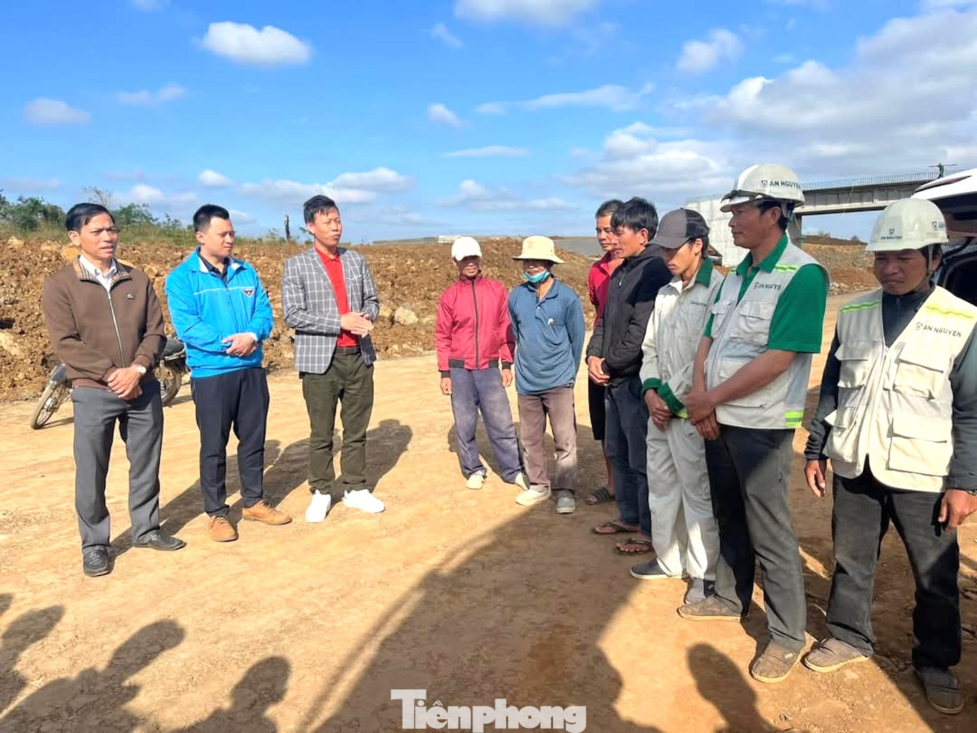 Đoàn đến thăm, động viên thanh niên công nhân trực tiếp tham gia xây dựng tuyến đường cao tốc Đắk Lắk - Khánh Hòa.