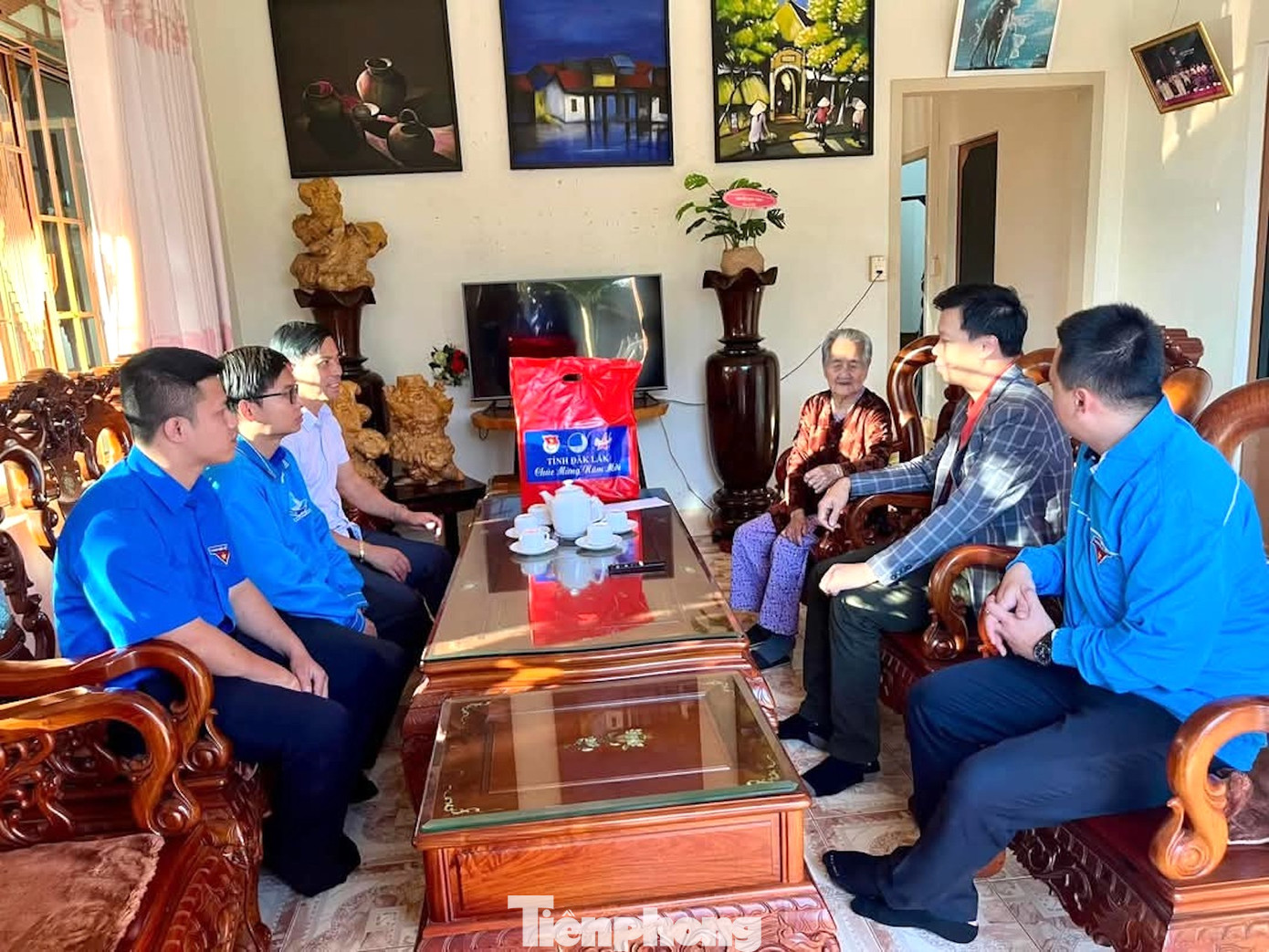 Đoàn đến thăm hỏi, tặng quà, chúc sức khỏe Mẹ Việt Nam anh hùng.