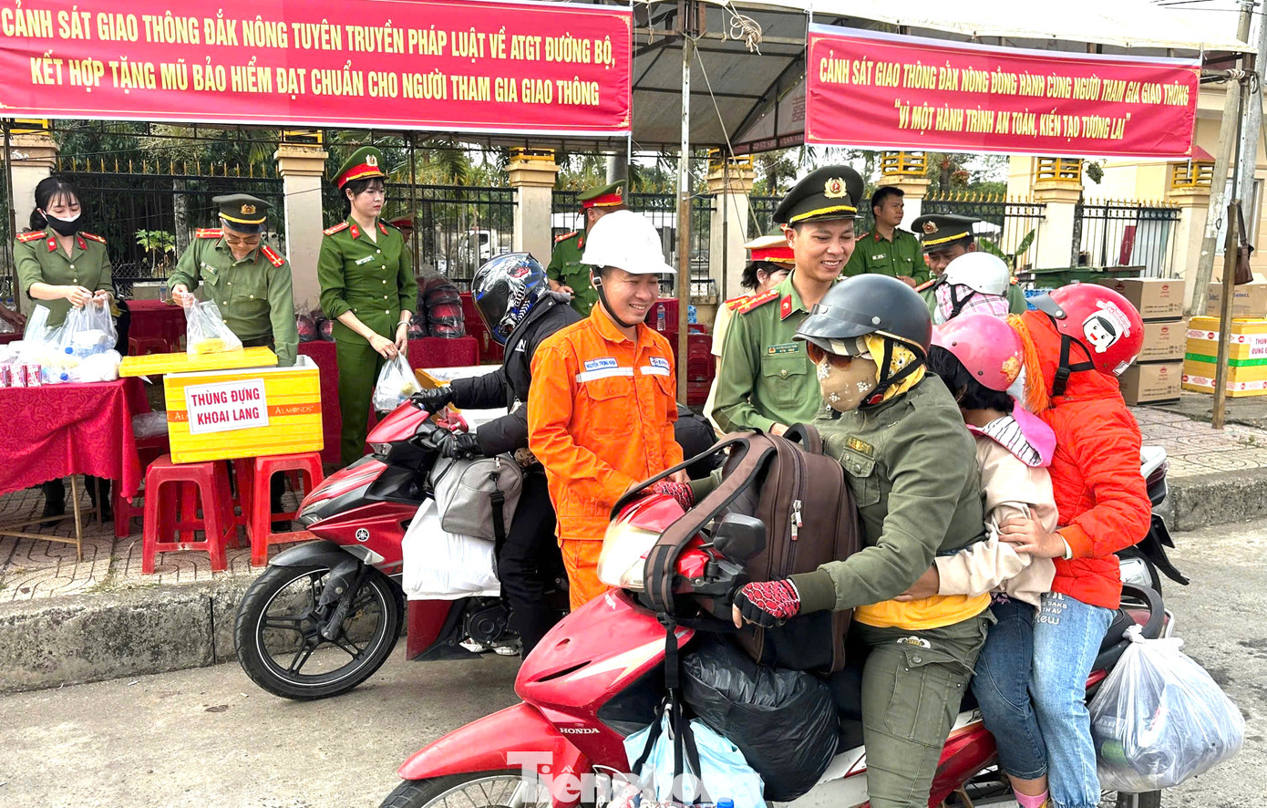 Nhiều người lỉnh kỉnh đồ đạc trên đường về quê đón Tết