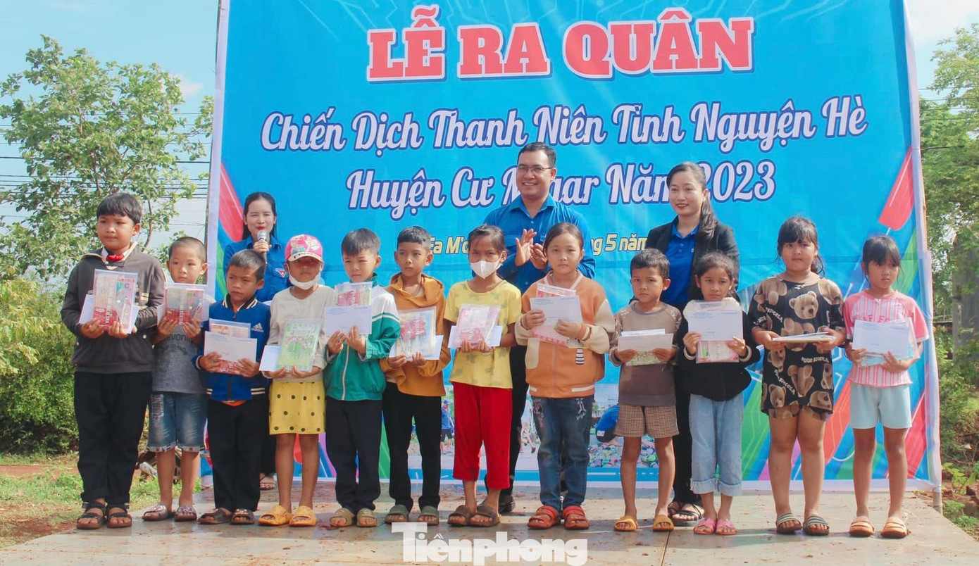 Ban tổ chức trao quà cho học sinh khó khăn Ban tổ chức trao quà cho học sinh khó khăn