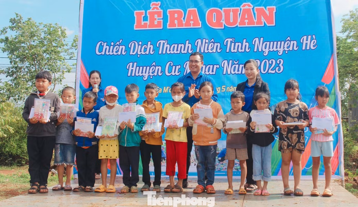 Ban tổ chức trao quà cho học sinh khó khăn