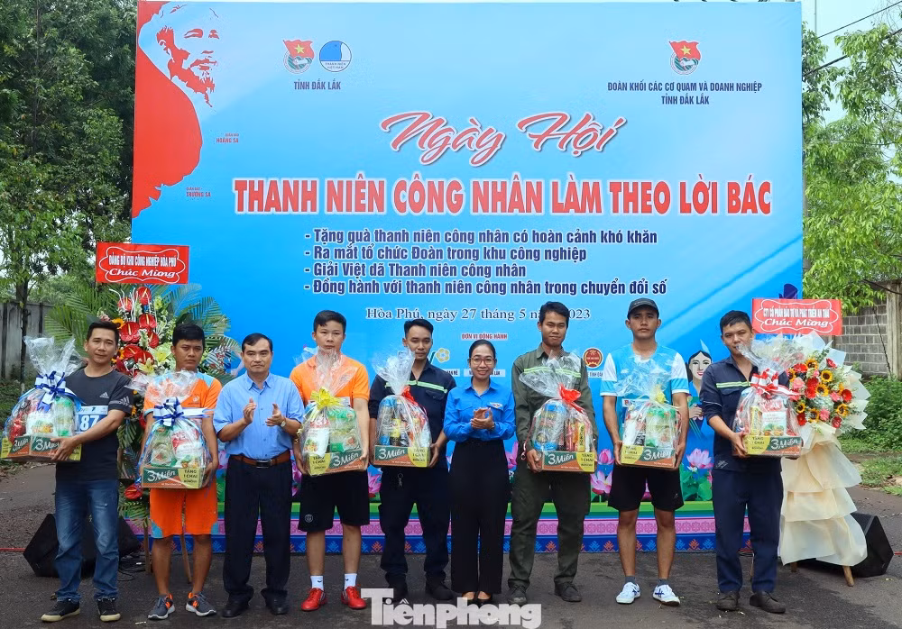 Ban tổ chức trao tặng quà thanh niên công nhân khó khăn