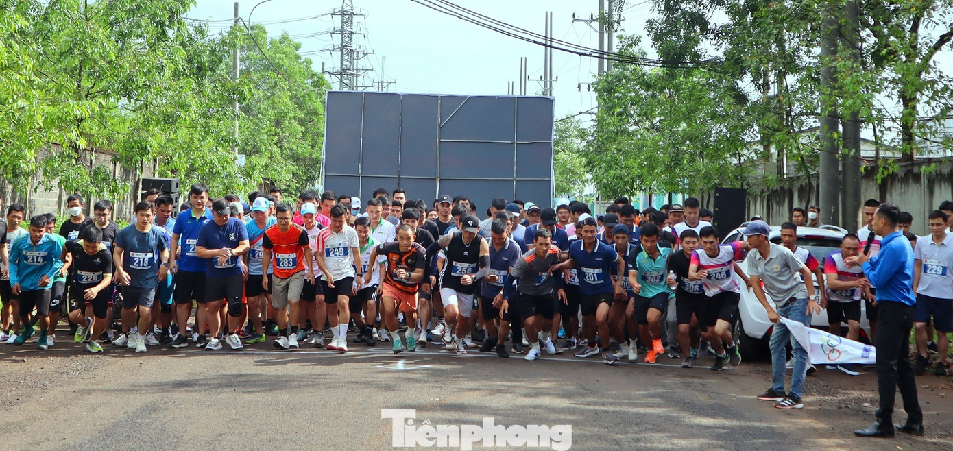 Hơn 200 vận động viên tham gia giải Việt dã Thanh niên công nhân Hơn 200 vận động viên tham gia giải Việt dã Thanh niên công nhân