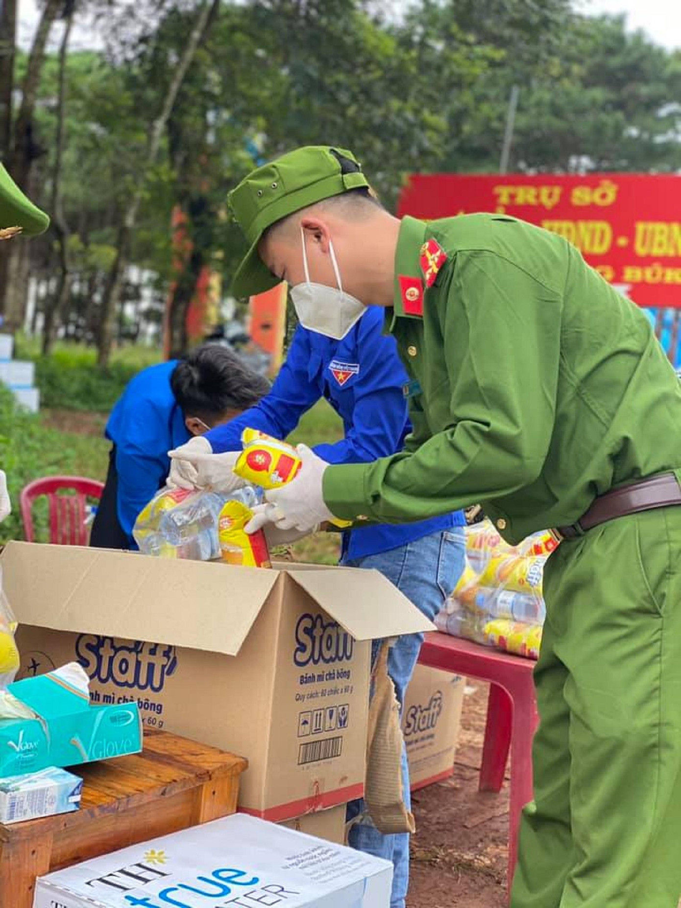 Công an, tình nguyện viên không quản mưa nắng phát quà cho người dân Công an, tình nguyện viên không quản mưa nắng phát quà cho người dân