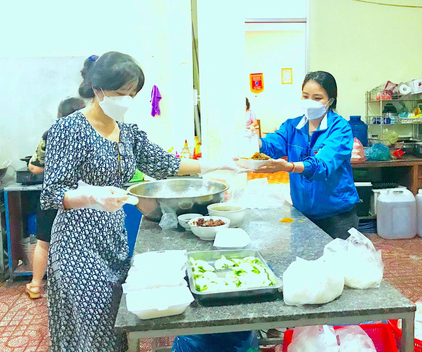 Cán bộ và nhân viên phường nấu các suất ăn miễn phí Cán bộ và nhân viên phường nấu các suất ăn miễn phí