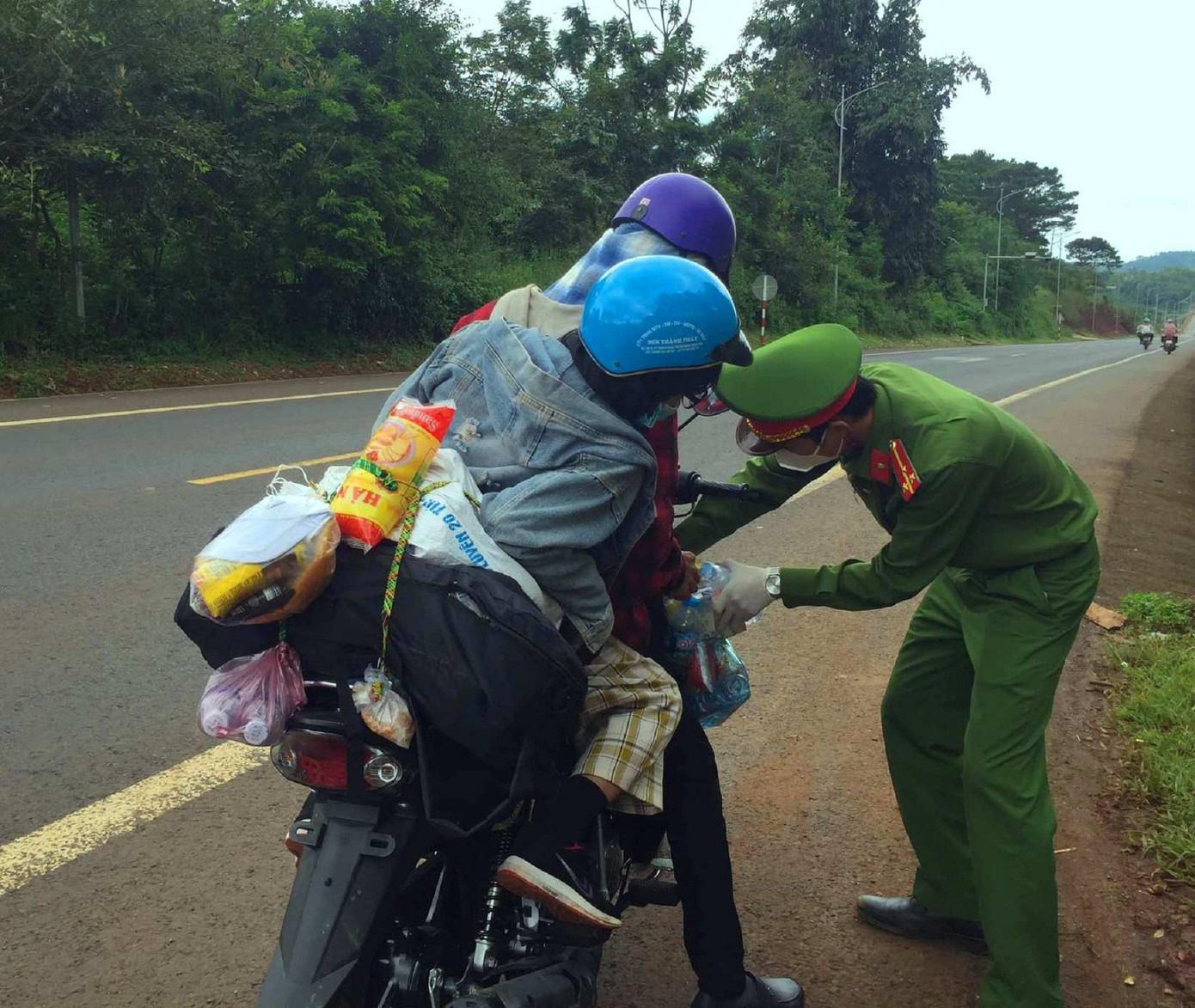 Thanh niên Đoàn công an huyện Krông Búk tặng quà cho người dân đi đường Thanh niên Đoàn công an huyện Krông Búk tặng quà cho người dân đi đường