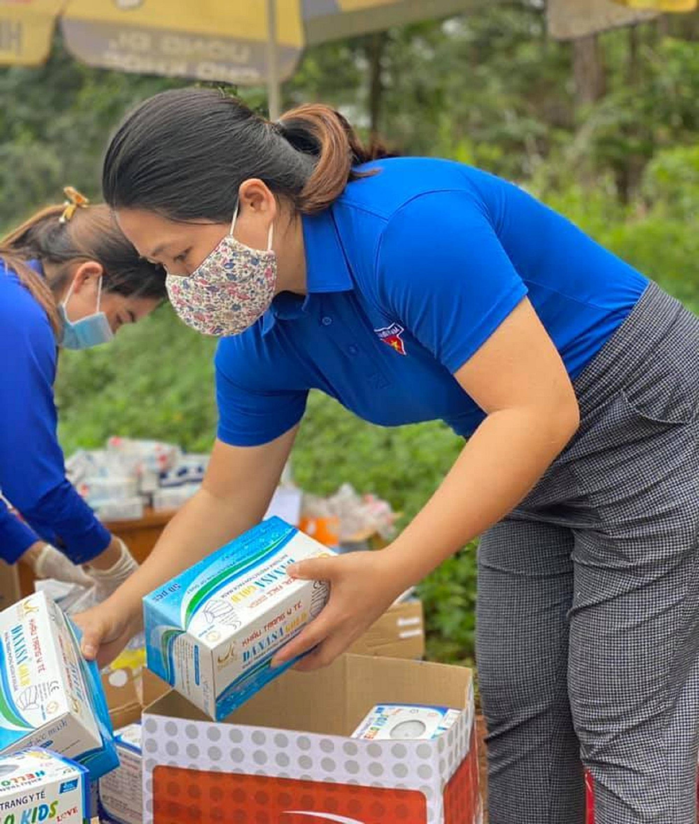 Chị H'Nguốp, Bí thư huyện đoàn sắp xếp lại khẩu trang y tế Chị H'Nguốp, Bí thư huyện đoàn sắp xếp lại khẩu trang y tế