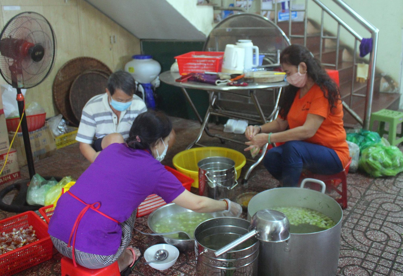 Bếp cơm nấu mỗi ngày từ 200 đến 300 suất Bếp cơm nấu mỗi ngày từ 200 đến 300 suất