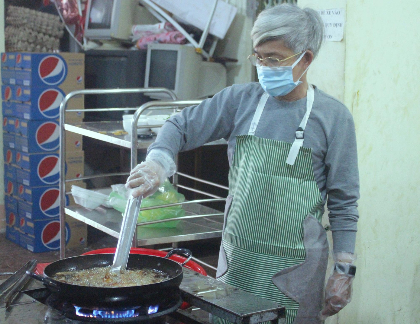 Bác Hoàng Tuấn luôn nhiệt tình với các công việc của phường Bác Hoàng Tuấn luôn nhiệt tình với các công việc của phường