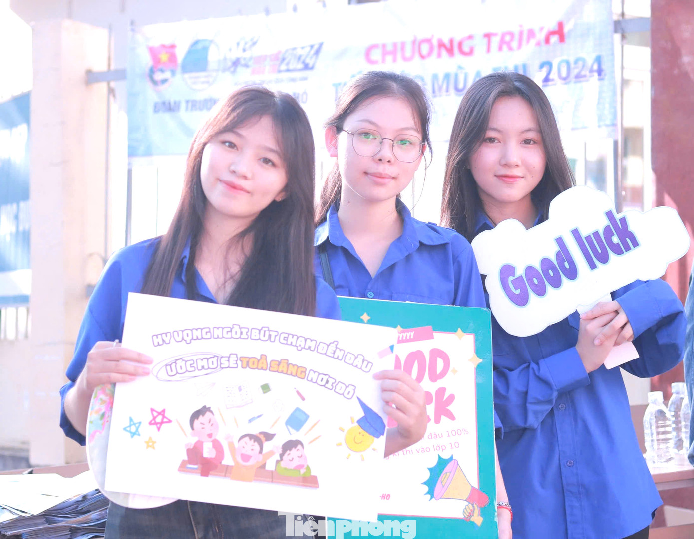 Thảo Phương (bìa phải) tiết lộ, từ những năm học cấp II, em đã tham gia và đạt thành tích cao tại kỳ thi học sinh giỏi môn Toán. Lên cấp III, em vẫn lựa chọn môn học này để ôn luyện, phấn đấu hướng đến những thành tích cao hơn. Đến năm lớp 11, Thảo Phương thử sức với môn Vật lý và đã đạt nhiều giải thưởng cao đối với môn học này.