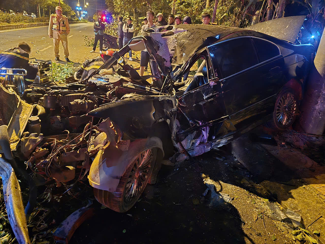 Hiện trường xe con bị biến dạng