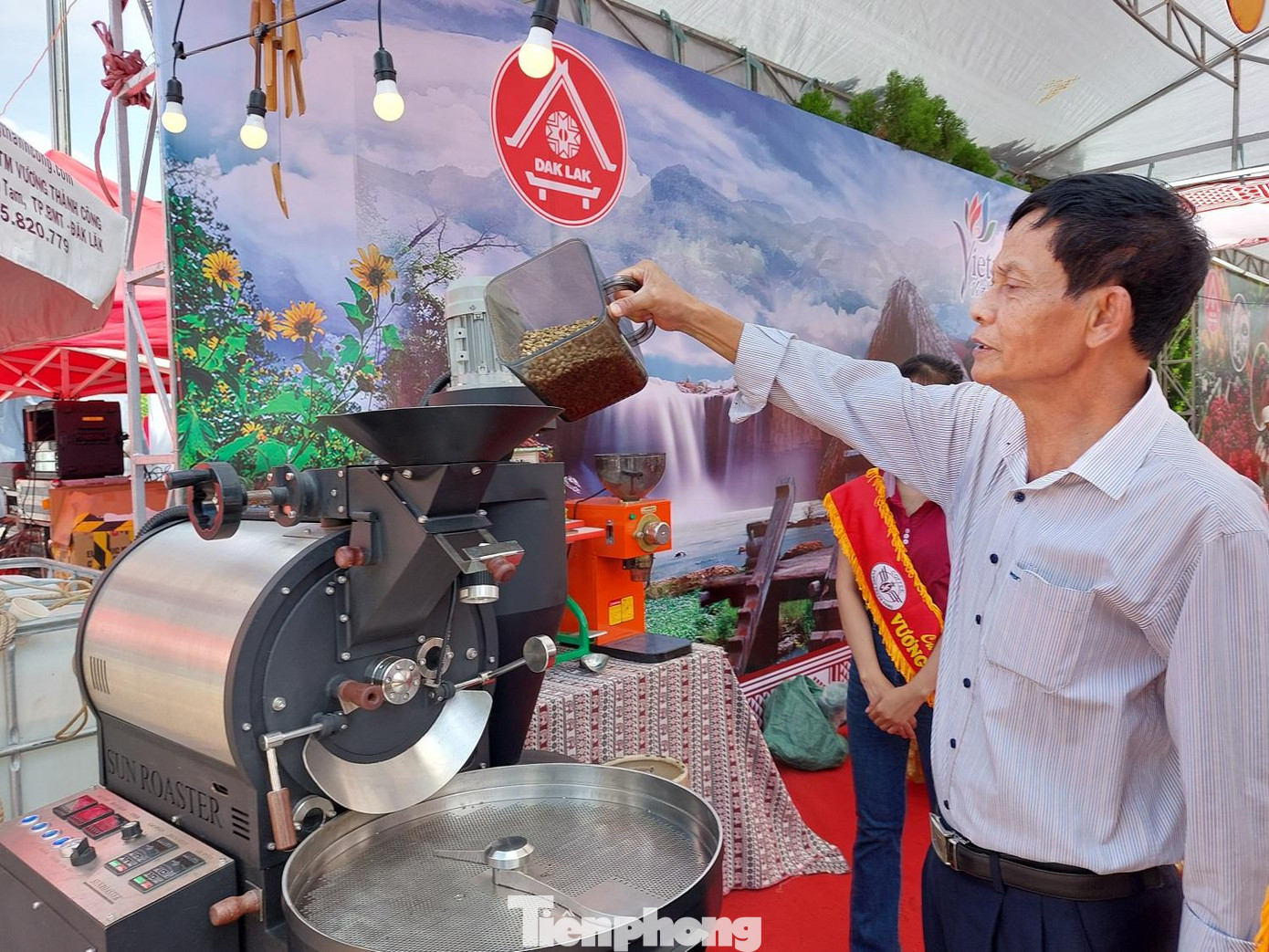 Du khách cho cà phê nhân vào phễu Du khách cho cà phê nhân vào phễu