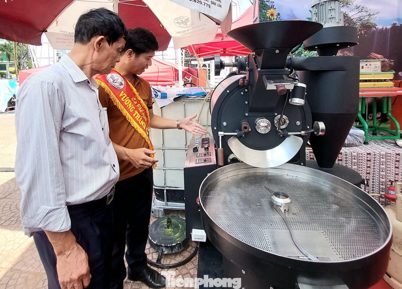 Du khách được hướng dẫn cách chỉnh gió, ga trong quá trình rang Du khách được hướng dẫn cách chỉnh gió, ga trong quá trình rang