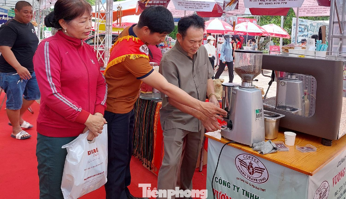 Du khách xay và pha cà phê Du khách xay và pha cà phê