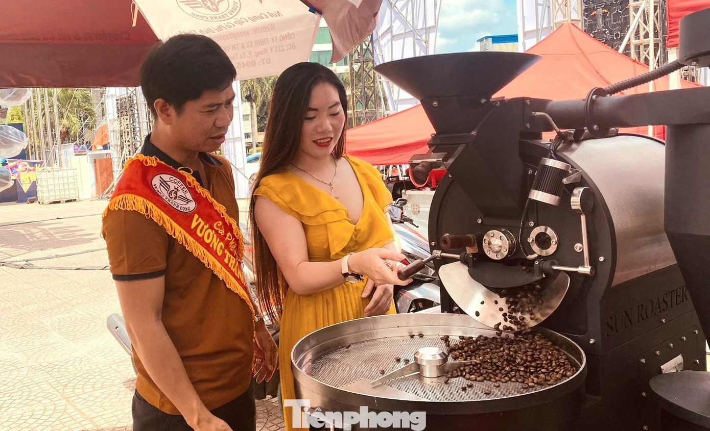 Cà phê được xả ra làm nguội Cà phê được xả ra làm nguội