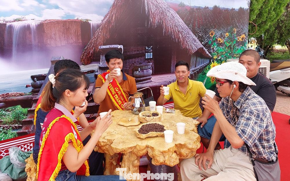 Du khách thưởng thức cà phê Du khách thưởng thức cà phê