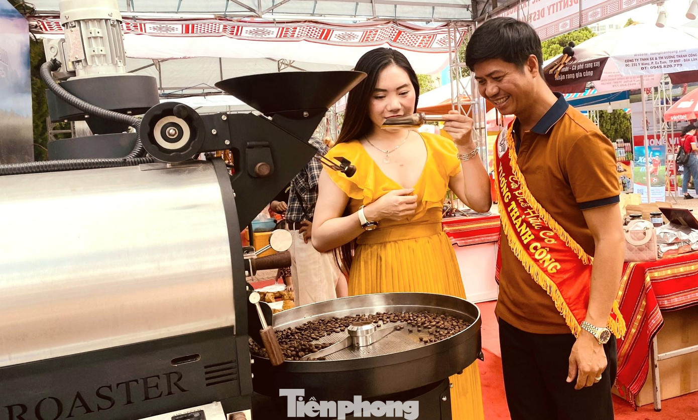 Du khách rút xăm kiểm tra hương cà phê Du khách rút xăm kiểm tra hương cà phê