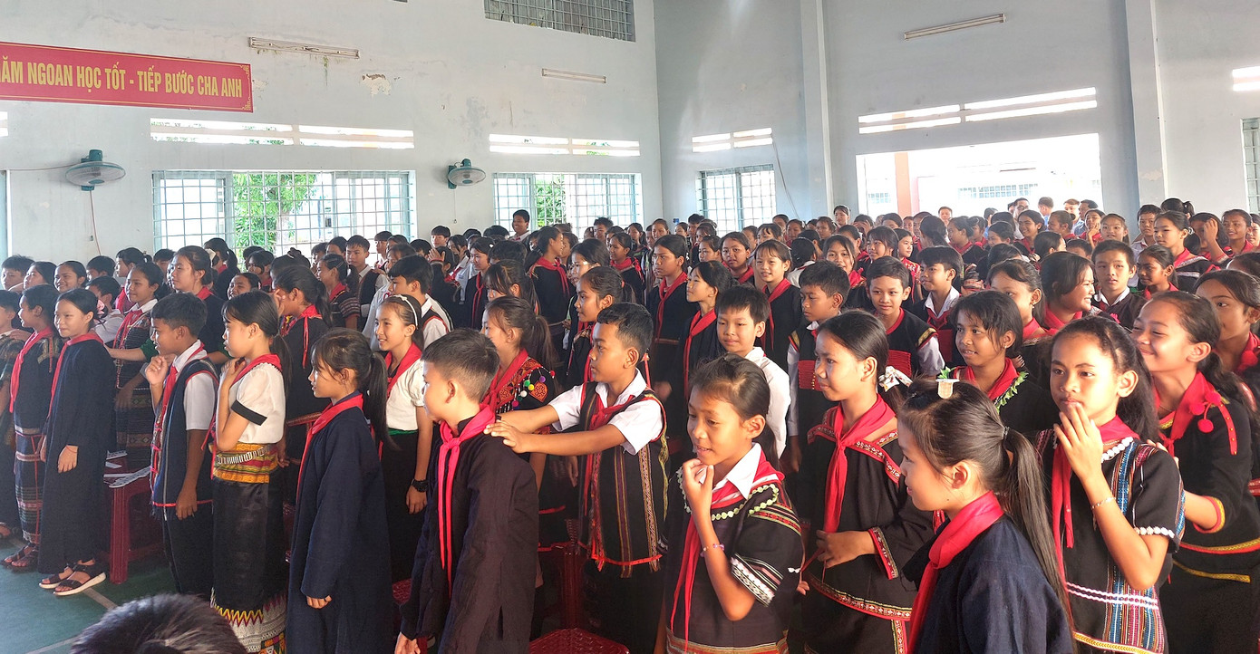 Thứ 2 hằng tuần, học sinh trường mặc trang phục truyền thống Thứ 2 hằng tuần, học sinh trường mặc trang phục truyền thống