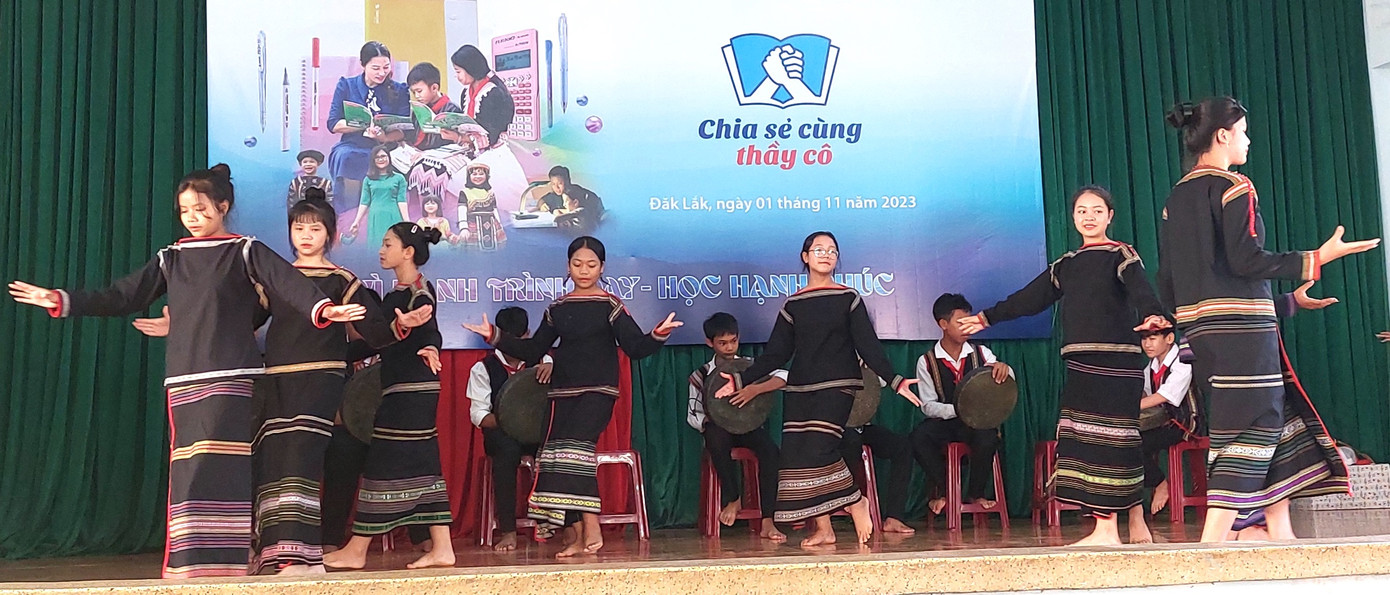 Đội chiêng và đội múa của trường được tham gia nhiều chương trình trên địa bàn huyện tổ chức. Đội chiêng và đội múa của trường được tham gia nhiều chương trình trên địa bàn huyện tổ chức.
