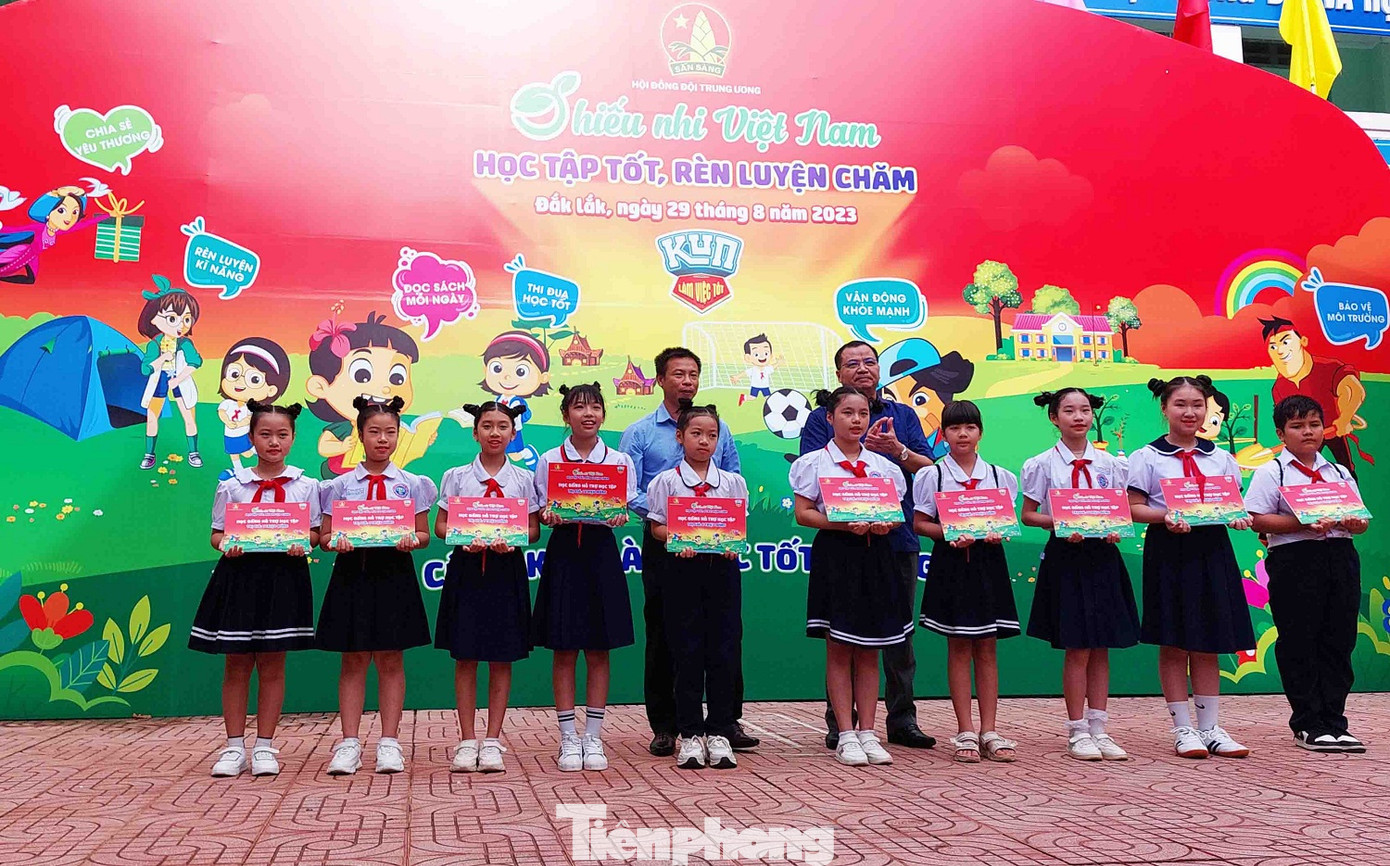 Các em thiếu nhi vượt khó học giỏi được nhận học bổng