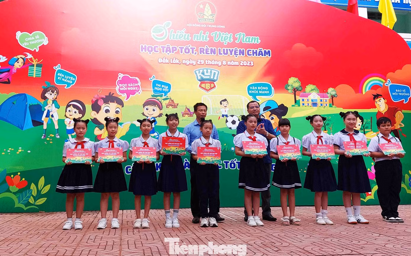 Các em thiếu nhi vượt khó học giỏi được nhận học bổng
