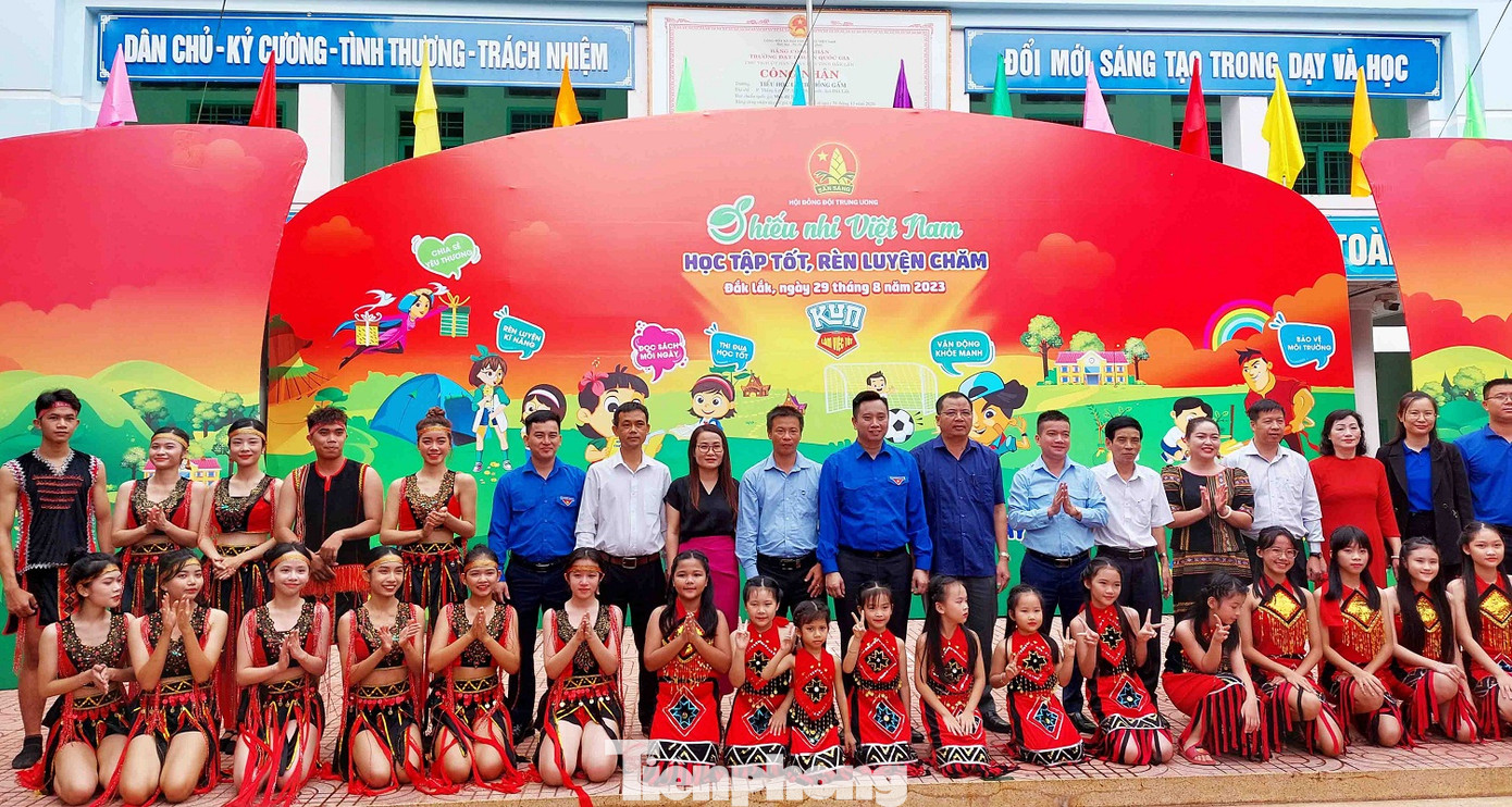 Các đại biểu chụp hình lưu niệm