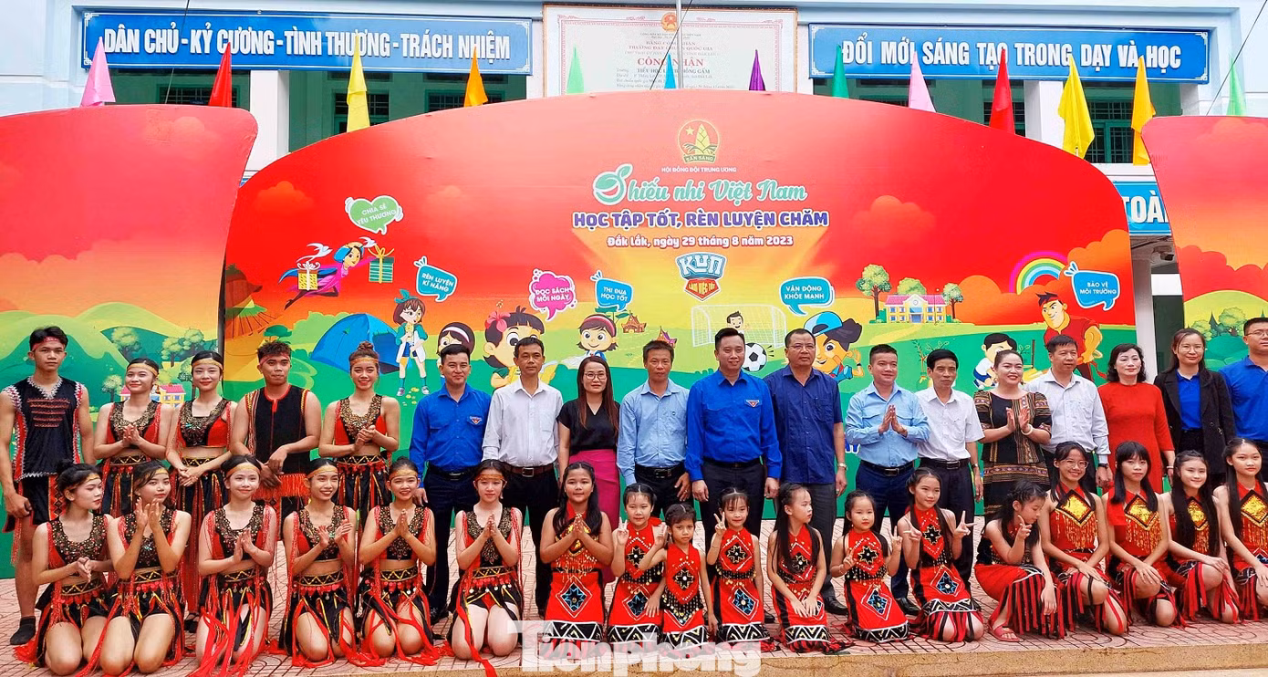 Các đại biểu chụp hình lưu niệm