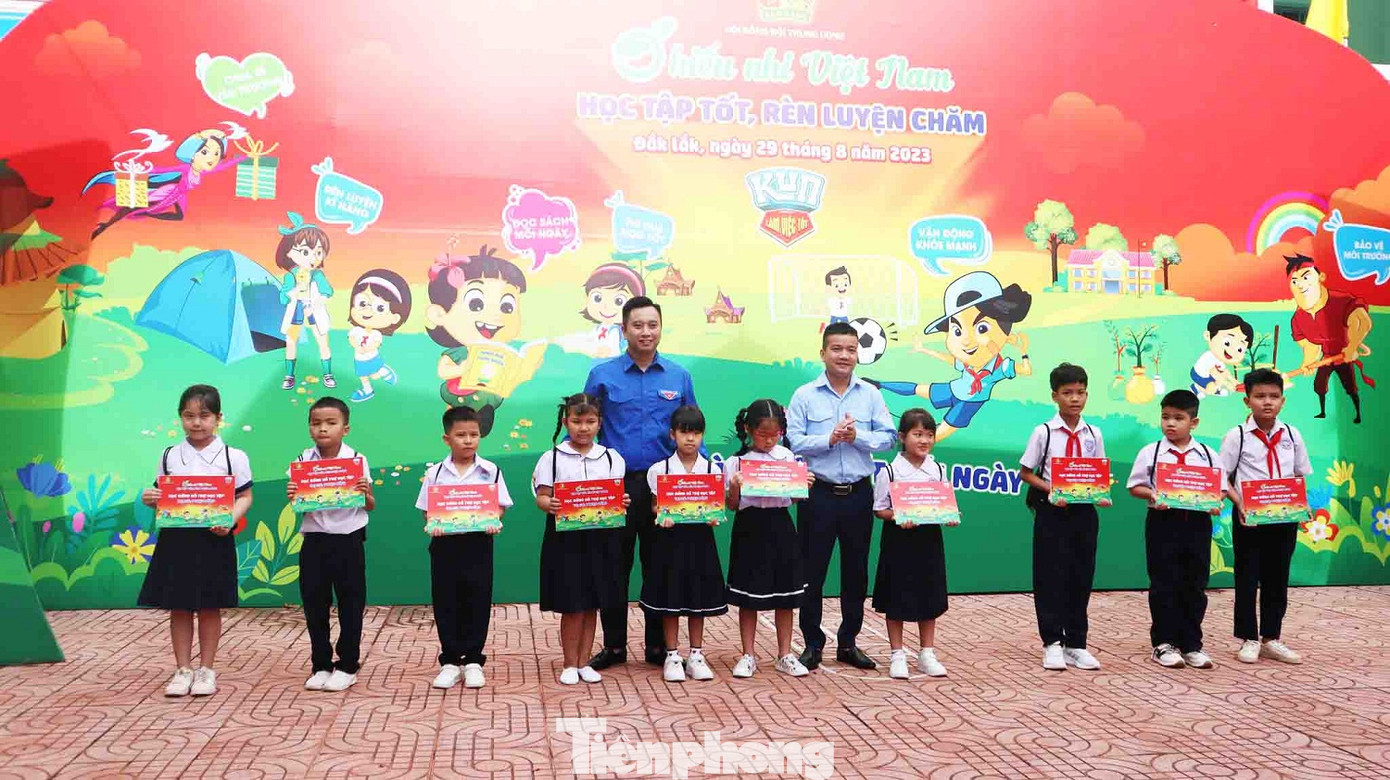 Đại diện lãnh đạo Trung ương Đoàn và đại diện lãnh đạo Tỉnh Đoàn trao học bổng cho các em thiếu nhi