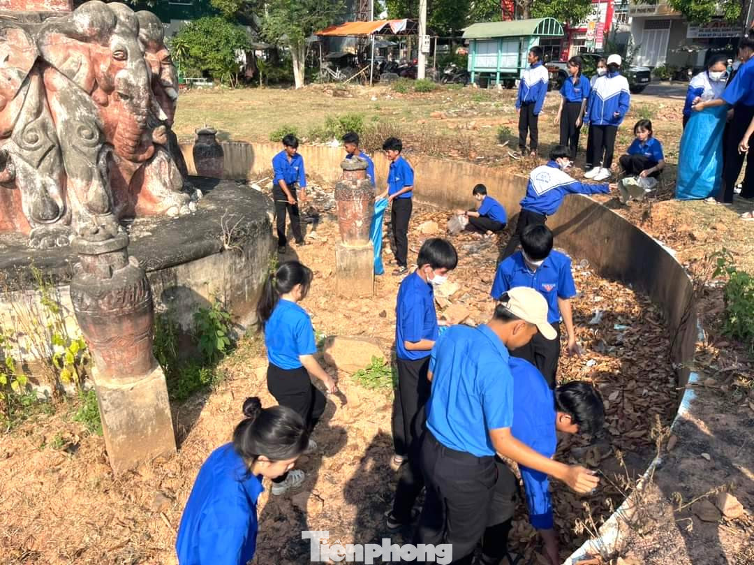 Tại huyện Lắk, bảo vệ môi trường, ứng phó với biến đổi khí hậu là một trong những hoạt động được đông đảo bạn trẻ trong huyện tích cực tham gia.