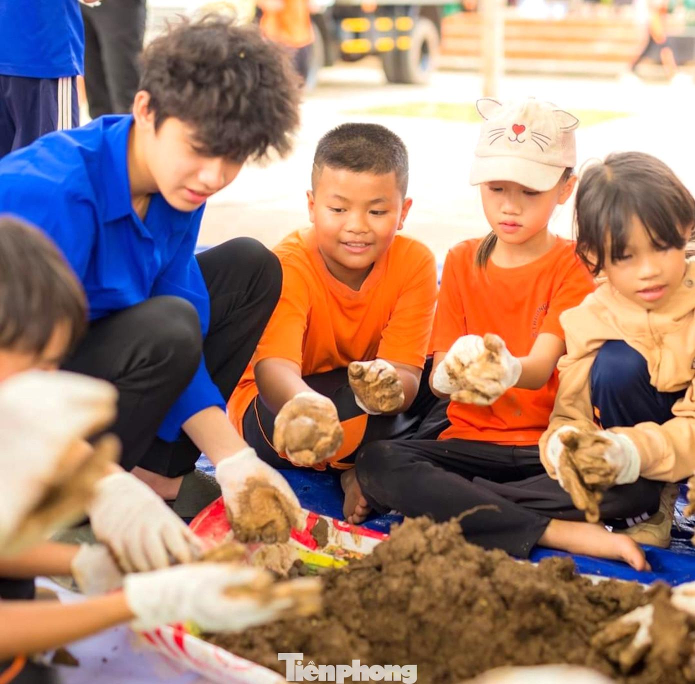 Tuổi trẻ huyện Ea Súp làm 500 bom hạt giống, trồng 30 cây sưa đỏ nhằm hưởng ứng chương trình "Triệu cây xanh".