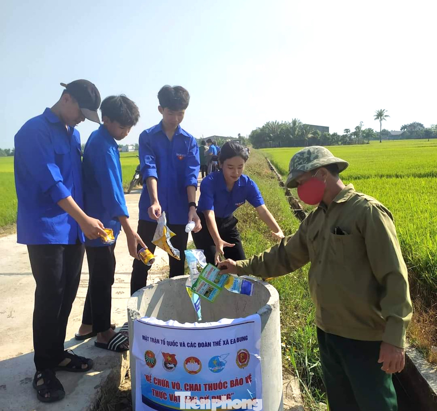 Các cấp cơ sở đoàn huyện Ea Súp xây dựng công trình bể chứa vỏ, chai thuốc bảo vệ thực vật sau sử dụng; tổ chức xoá điểm đen rác thải; ra quân tổ công nghệ số thanh niên với hoạt động hỗ trợ nhập dữ liệu số hóa; trồng và chăm sóc cây xanh...