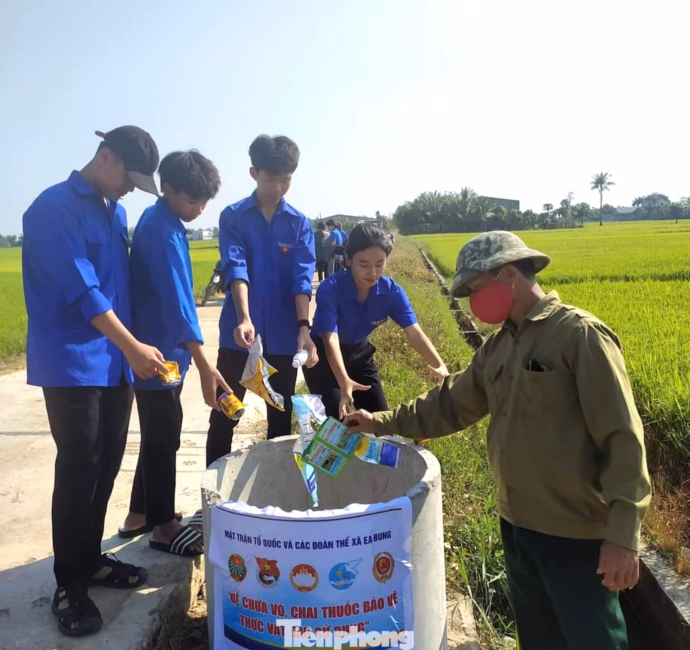 Các cấp cơ sở đoàn huyện Ea Súp xây dựng công trình bể chứa vỏ, chai thuốc bảo vệ thực vật sau sử dụng; tổ chức xoá điểm đen rác thải; ra quân tổ công nghệ số thanh niên với hoạt động hỗ trợ nhập dữ liệu số hóa; trồng và chăm sóc cây xanh...