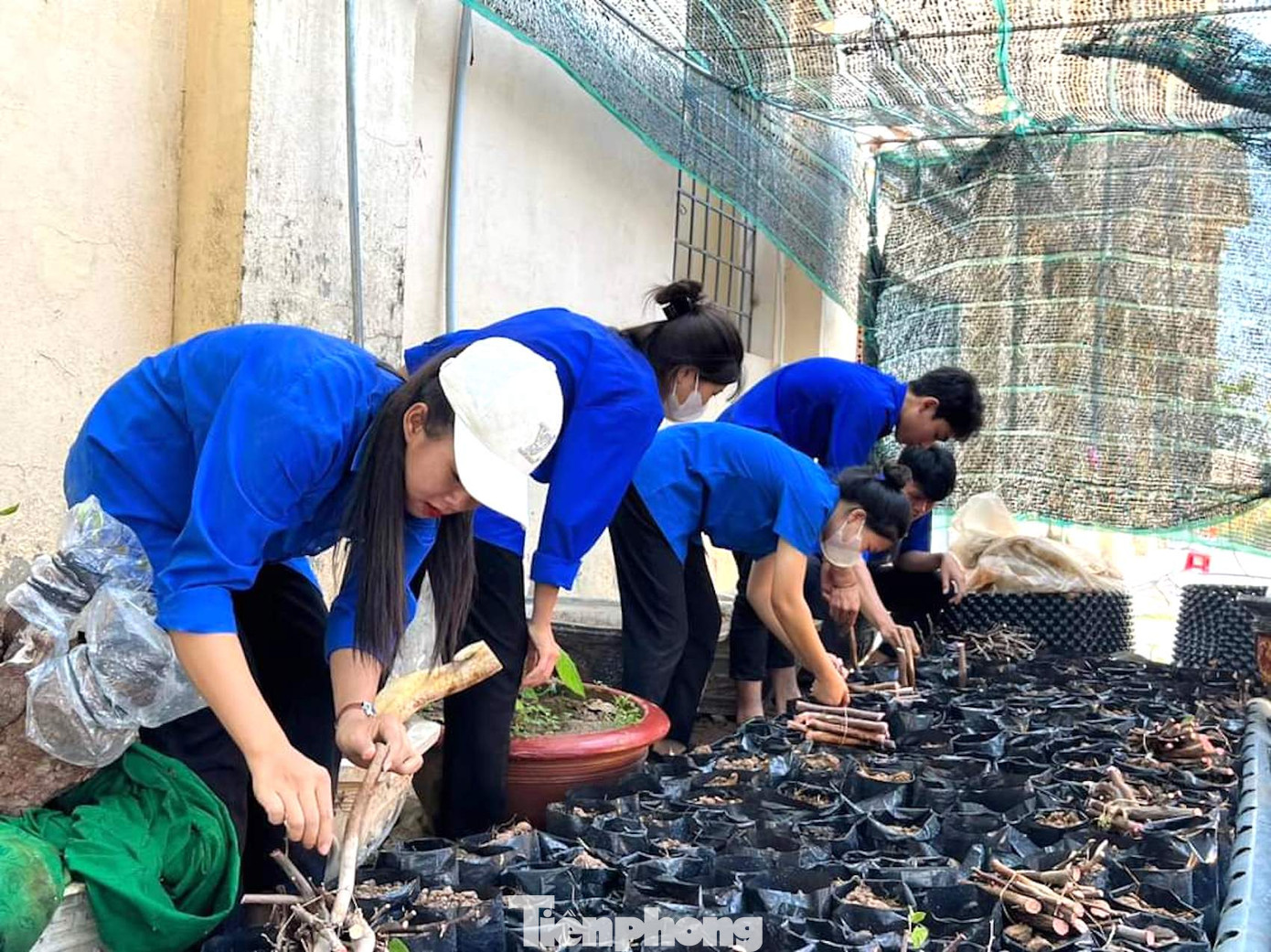 Ban thường vụ huyện Đoàn Ea Súp phối hợp xây dựng vườn ươm thanh niên tại Trung tâm GDNN-GDTX huyện.