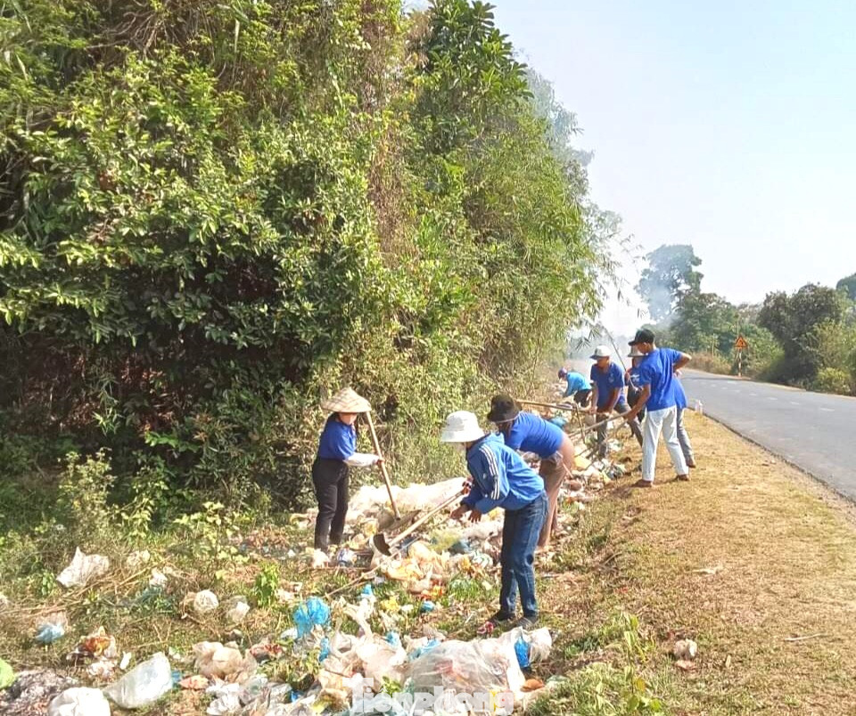 Đoàn các xã trên địa bàn huyện tổ chức dọn dẹp vệ sinh môi trường, thu gom rác thải, cắm bảng 1 tuyến đường thanh niên tự quản “xanh – sạch – đẹp”; tổ chức chăm sóc hàng cây thanh niên. Bên cạnh đó, mô hình “thu hồi pin cũ đổi lấy sen đá” thu hút người dân và đoàn viên thanh niên tham gia.