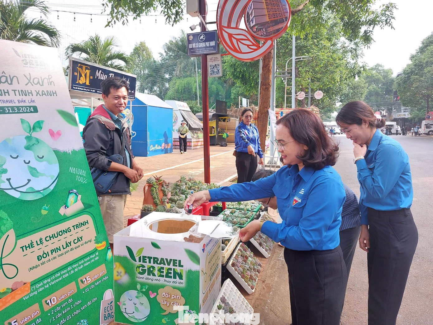 Đổi pin lấy cây xanh là một hoạt động ý nghĩa được Thành đoàn Buôn Ma Thuột triển khai đầu năm nay, nhằm lan tỏa lối sống xanh trong cộng đồng, góp phần giảm thiểu tác động xấu đến môi trường. Với 5 viên pin đã qua sử dụng, mỗi người sẽ đổi được một chậu sen đá nhỏ xinh.