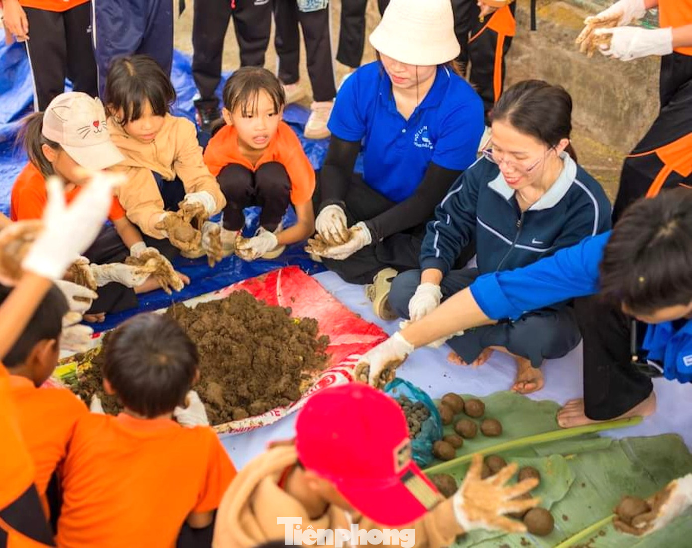 Đoàn viên thanh niên chăm sóc tuyến đường hoa của thanh niên tự quản với 50 cây hoa; Xoá các tụ điểm rác thải trên địa bàn các xã của huyện Ea Súp;...