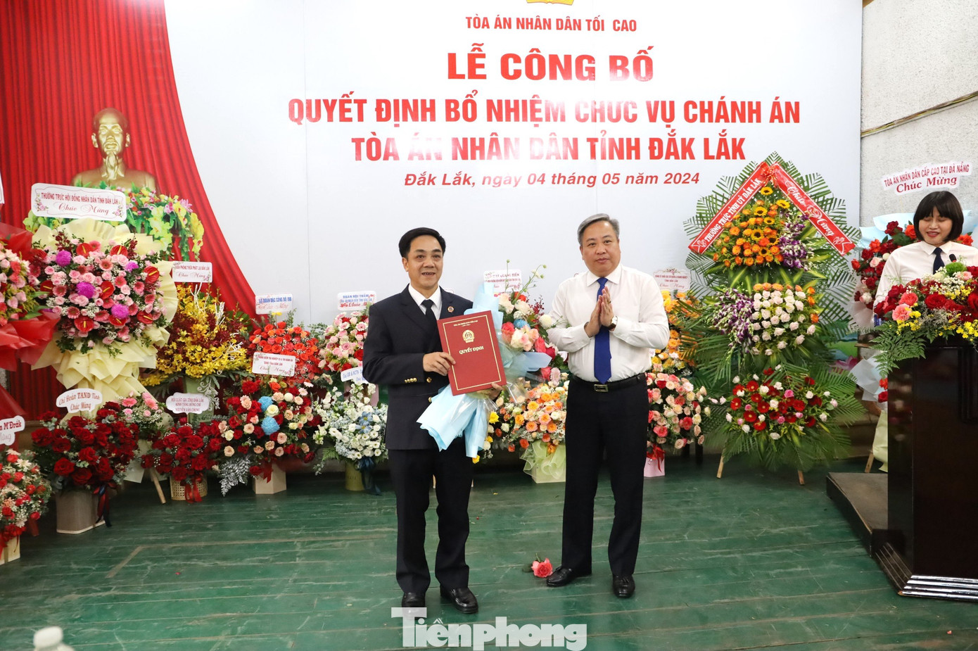 Phó Chánh án Tòa án nhân dân tối cao trao quyết định cho ông Nguyễn Văn Chung.