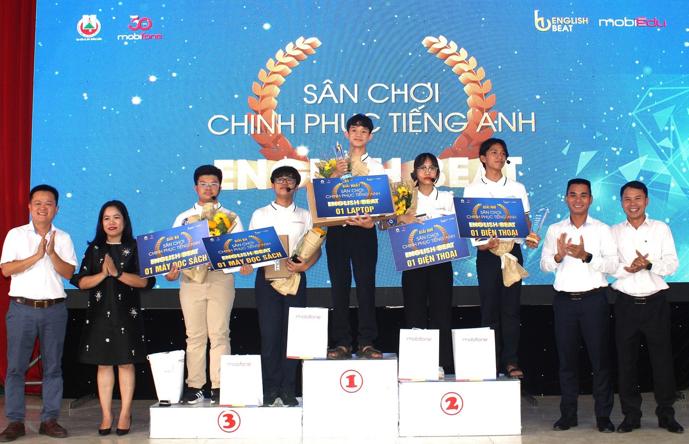 Ban tổ chức trao giải nhất, nhì, ba cho các thí sinh Ban tổ chức trao giải nhất, nhì, ba cho các thí sinh