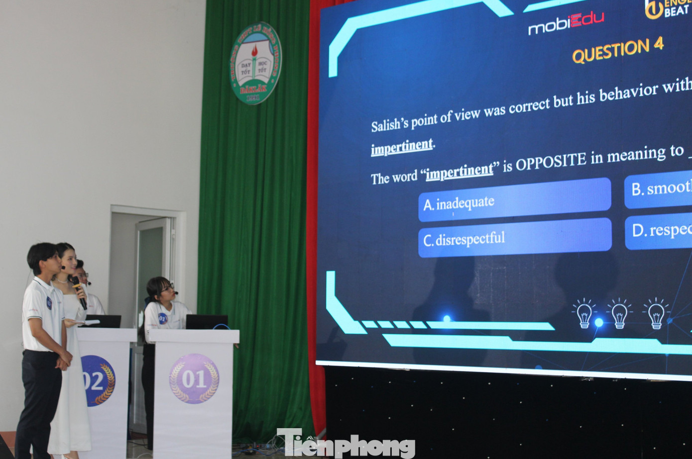 Thí sinh tham gia phần thi khởi động tại vòng chung kết Thí sinh tham gia phần thi khởi động tại vòng chung kết