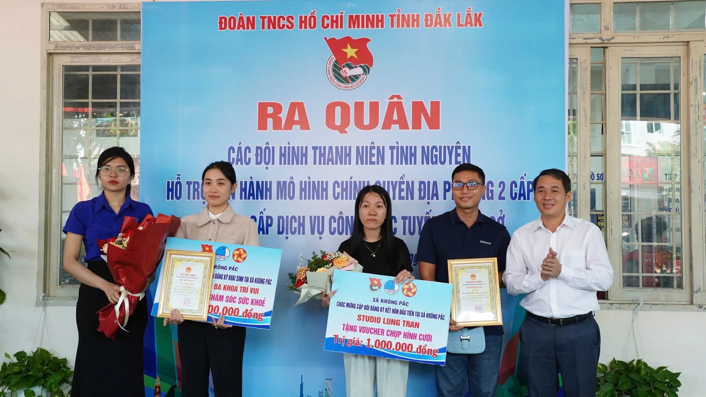 Xã Krông Pắc trao tặng các phần quà đến công dân hoàn thành thủ tục hành chính đầu tiên sau khi triển khai chính quyền hai cấp.