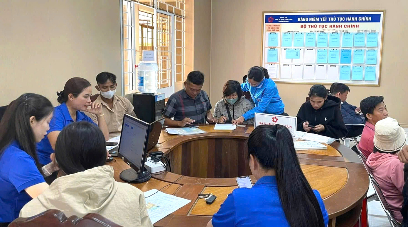 Đoàn viên, thanh niên phường Ea kao hỗ trợ người dân làm thủ tục, hồ sơ