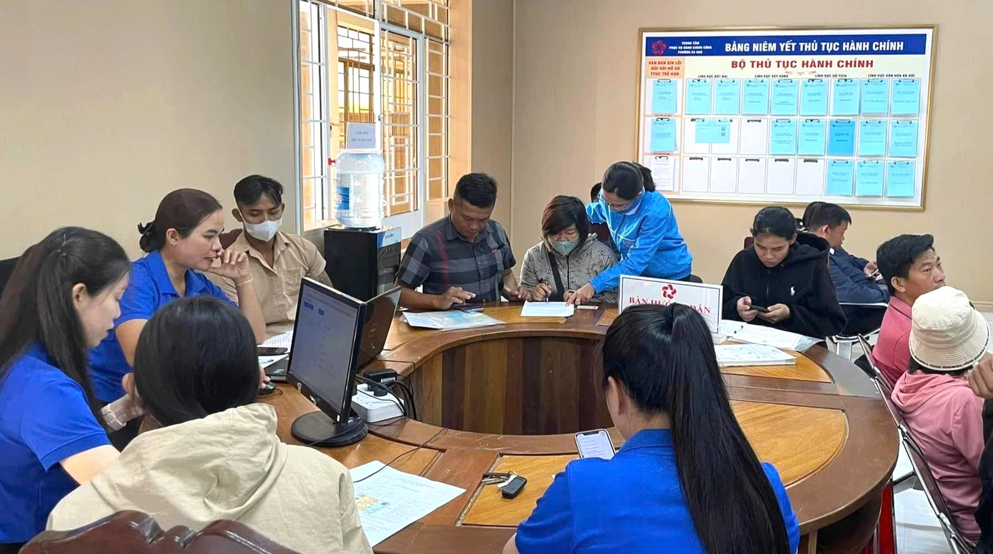 Đoàn viên, thanh niên phường Ea kao hỗ trợ người dân làm thủ tục, hồ sơ