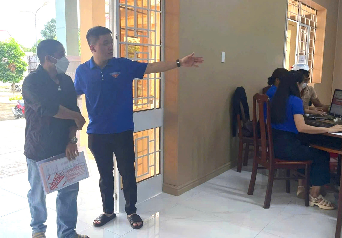 Người dân được tình nguyện viên hướng dẫn vào nộp hồ sơ